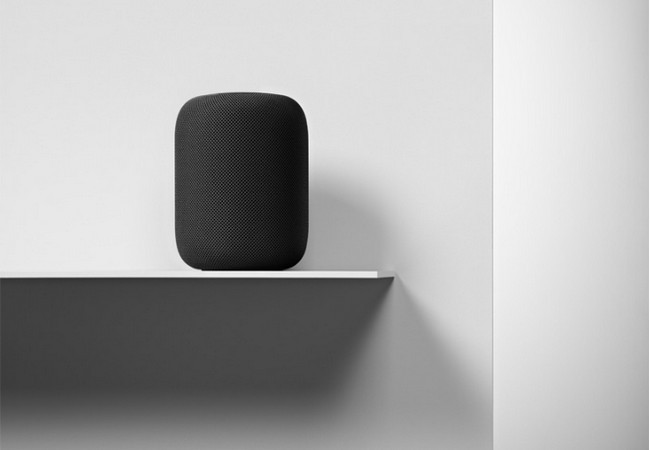Apple HomePod sẽ phải cạnh tranh quyết liện với Amazon Echo và Google Home để giành giật thị phần cho mình (ảnh Reuters)