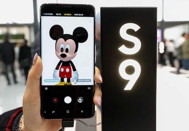 Xét về lượng đặt trước, cả Galaxy S9 và V30S ThinQ đều không thu hút mạnh khách hàng (Ảnh Reuters)