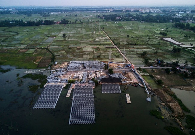 Một dự án đặt tấm năng lượng mặt trời nổi do công ty Sungrow Power Supply Company xây dựng tại tỉnh An Huy, Trung Quốc (Ảnh Getty Images)