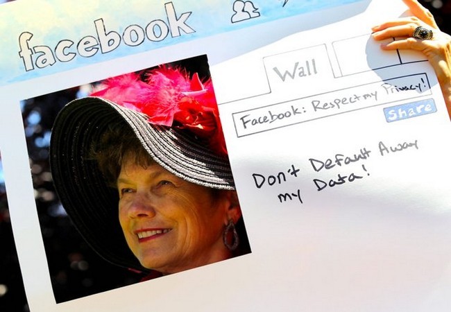 Một người phụ nữ biểu tình chống lại Facebook (Ảnh Getty)