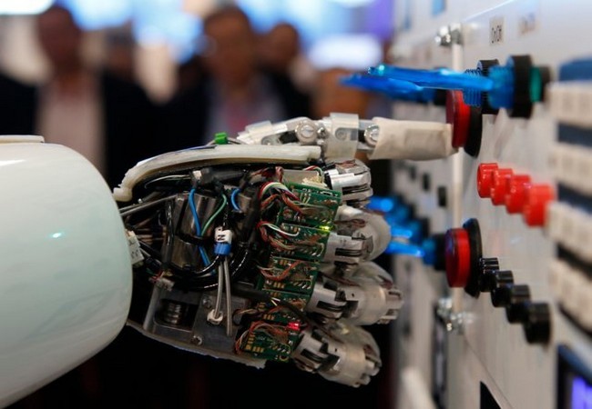 Cánh tay của con robot AILA (con robot hoạt động bằng trí tuệ nhân tạo) đang thao tác trên một bảng mạch tại hội chợ máy tính CeBit tháng 3/2013 (Ảnh Reuters)