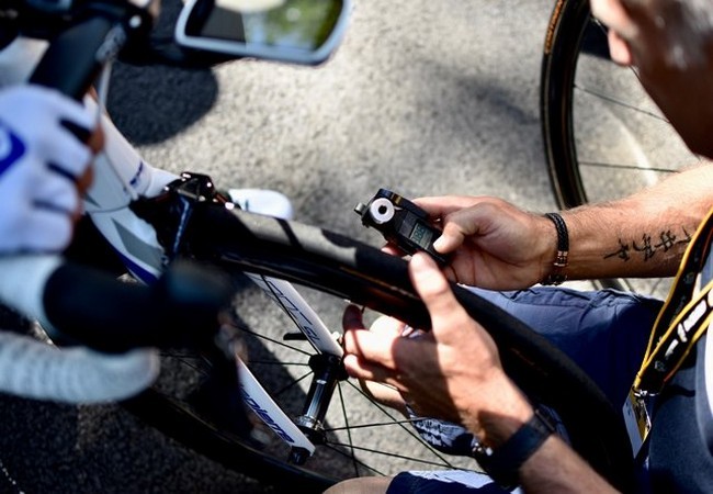 Để đạt tốc độ cao hơn, các đội đua tham gia giải Tour de France đều lựa chọn các loại lốp xe lớn hơn và áp suất thấp hơn thông thường (Ảnh Business Insider)