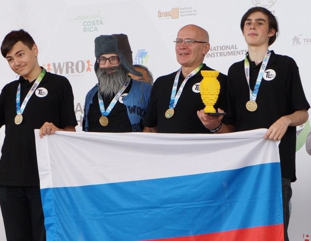 Từ trái qua phải: Maksim Mikhailov và đồng đội của cậu: Daniil Nechaev, Igor Lositsky và Gleb Zagarskikh khi nhóm này được trao huy chương vàng tại hội thi World Robot Olympiad 2017 (Ảnh Đại học ITMO)