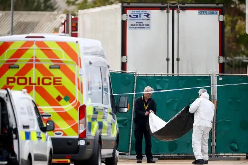 Cảnh sát đang điều tra vụ 39 thi thể được phát hiện trong một chiếc xe tải ở Essex (Ảnh: Reuters)