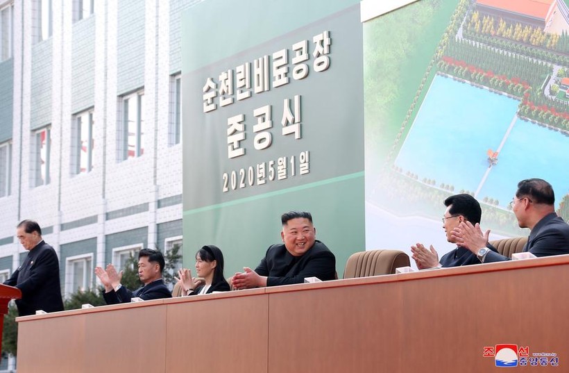 Hình ảnh ông Kim Jong Un tại buổi lễ khánh thành nhà máy phân bón (Ảnh: KCNA)