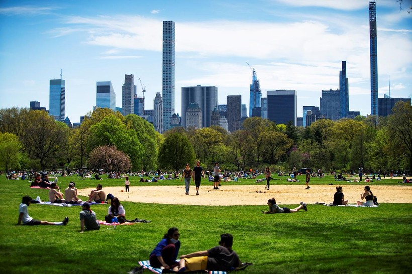 Người dân New York nghỉ ngơi và tận hưởng một ngày tại công viên trong khi vẫn duy trì các yêu cầu giãn cách xã hội (Ảnh: Reuters)