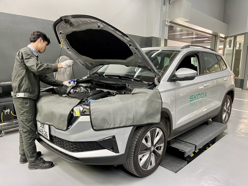 KTV đang tiến hành kiểm tra và thay dầu động cơ cho xe Skoda (Xưởng Skoda Thăng Long, Hà Nội). thay dầu.jpg