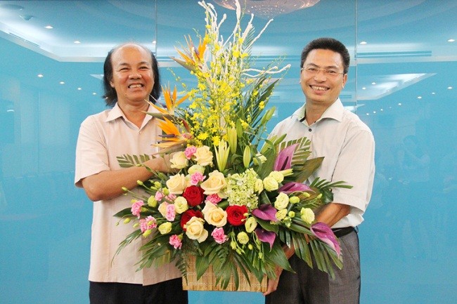 Thay mặt Văn phòng Bộ TT&TT, ông Phạm Quang Hưởng tặng hoa nguyên Chánh Văn phòng Phạm Mạnh Lâm.