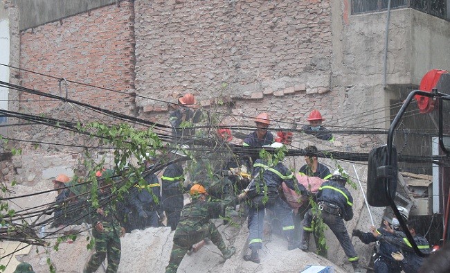 Sập nhà 3 tầng gần phố cổ Hà Nội khiến 2 người chết.