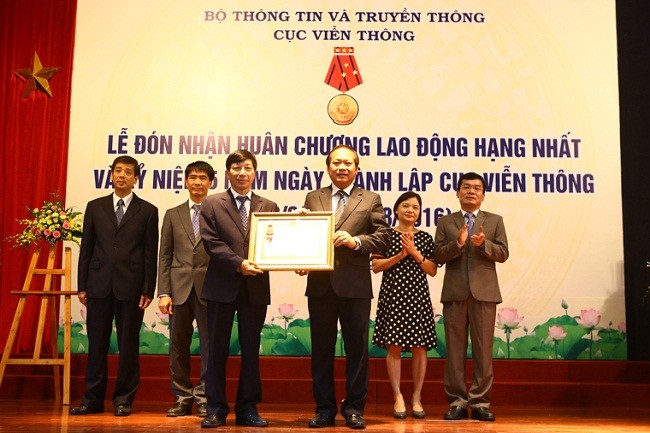 Bộ trưởng Bộ TT&TT Trương Minh Tuấn đã trao tặng Huân chương Lao động Hạng Nhất cho Cục Viễn thông- (Ảnh: mic.gov.vn).