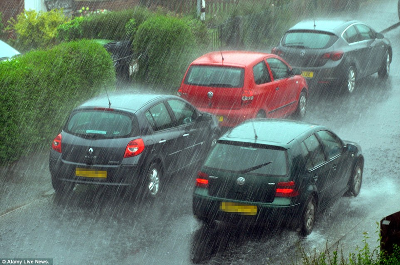 Với nhiều người, việc phải lái xe khi trời mưa gây ra rất nhiều lo lắng.