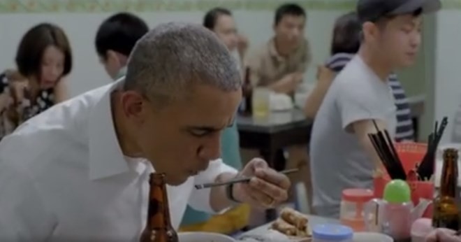 Hình ảnh ông Obama dùng đũa ăn bún chả trong clip quảng bá của CNN.
