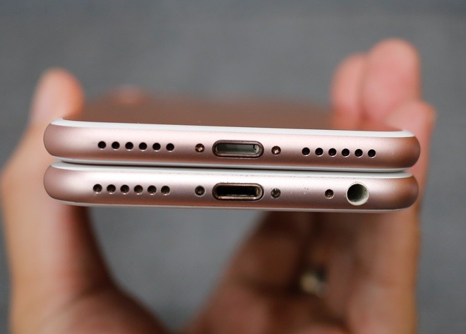 Hai model không có sự khác nhau về kích thước nhưng iPhone 7 không còn jack cắm tai nghe.