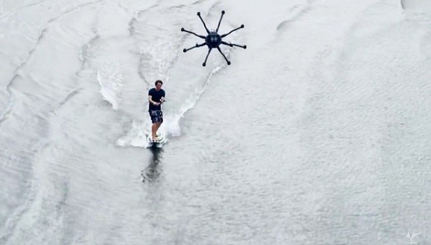 Lướt sóng bằng drone.