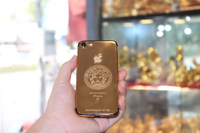 iPhone mạ vàng tạo hình biểu tượng thời trang Versace.