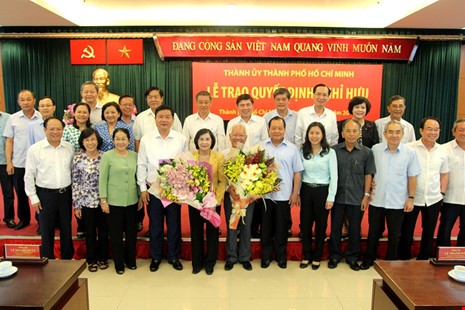 Lãnh đạo TP.HCM chụp ảnh lưu niệm với ông Lê Hoàng Quân và bà Nguyễn Thị Thu Hà- )Ảnh: PL TP HCM).