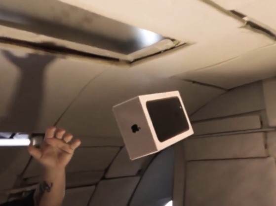 Đập hộp iPhone 7 của Apple tại môi trường không trọng lực.