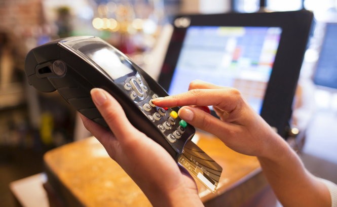 Quẹt thẻ trên máy POS khi mua sắm, chi trả tại các hàng quán - Ảnh: Businessnewsdaily.com