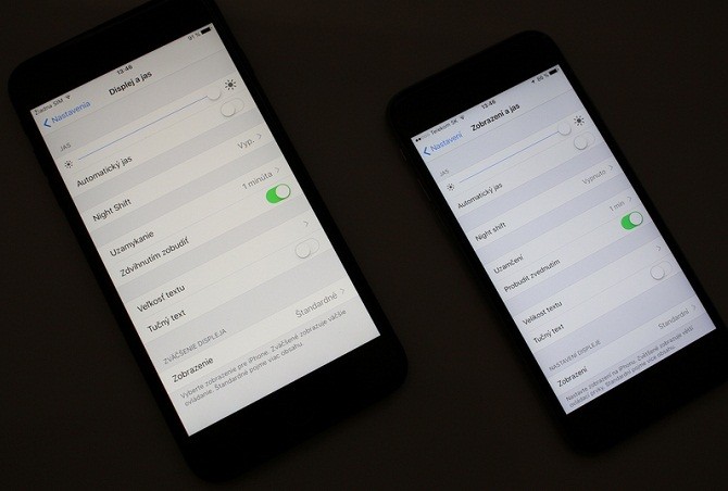 Hình ảnh về một chiếc iPhone 7 bị ám vàng màn hình (bên trái).