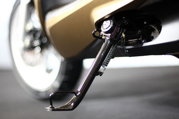 Chân chống nghiêng xe máy luôn được thiết kế ở bên trái xe (Ảnh: Internet)