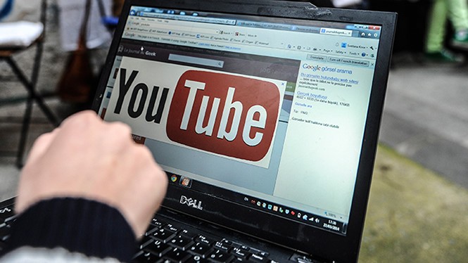 Chủ nhân video trên YouTube đã có thể kiểm soát các ý kiến tương tác tốt hơn- (Ảnh: AFP).