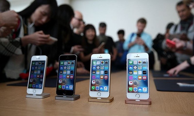 iPhone SE không nhận được sự quan tâm lớn từ phía người dùng- (Ảnh: AFP).