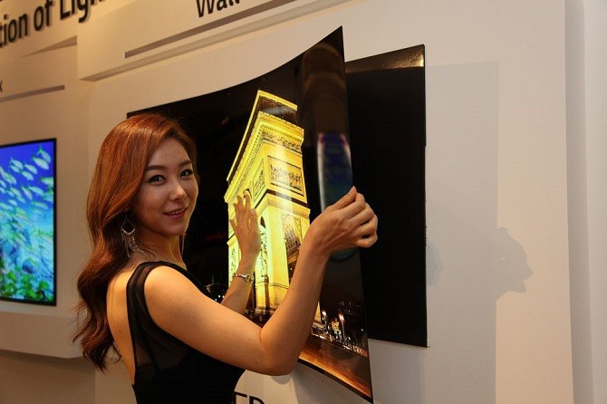 Nguyên mẫu TV OLED dán tường được LG giới thiệu năm 2015.