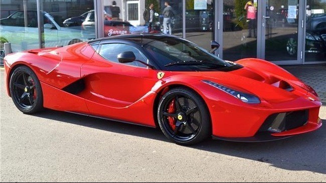 Chiếc Ferrari LaFerrari màu đỏ đã qua sử dụng được bán với giá lên đến 10 triệu Euro, tương đương 11 triệu USD.