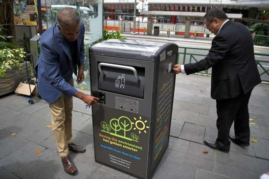 Thùng rác thông minh được lắp đặt trên đường phố của Singapore.