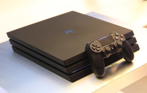 PS4 mới (Slim) và PS4 Pro được bán tại Việt Nam với giá từ 8,99 triệu.