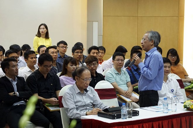 Tiến sỹ Nguyễn Long giao lưu cùng các tác giả lọt vào Chung khảo Nhân tài Đất Việt. (Nguồn: BTC)