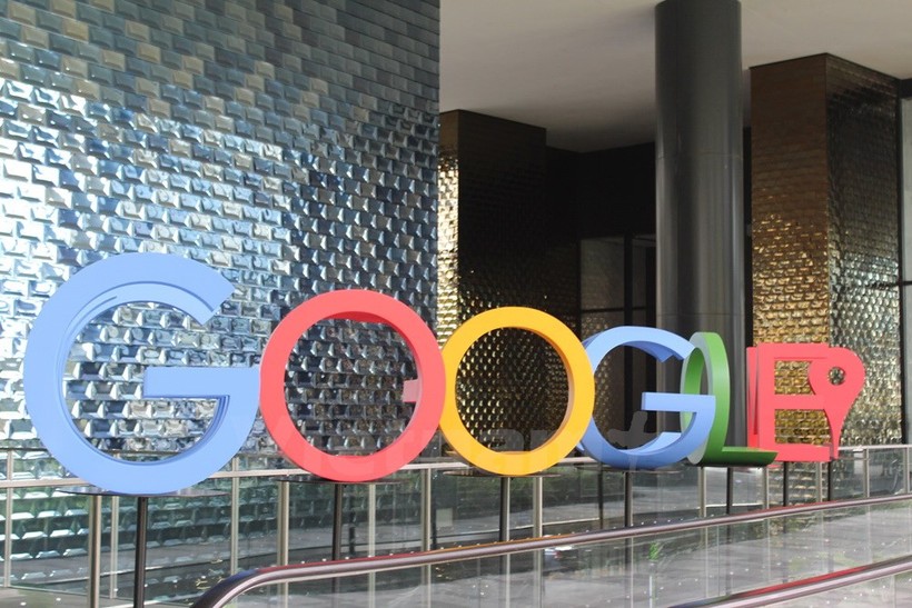 Biểu tượng GOOGLE được thiết kế 3D đặt phía trước lối ra vào trụ sở Google. (Ảnh: Mỹ Bình/Vietnam+)