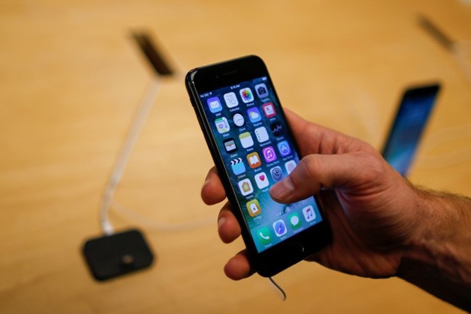 Tốc độ mạng của các phiên bản iPhone 7 không khác biệt nhiều vì Apple đã hạn chế phần cứng- (Ảnh: AFP).