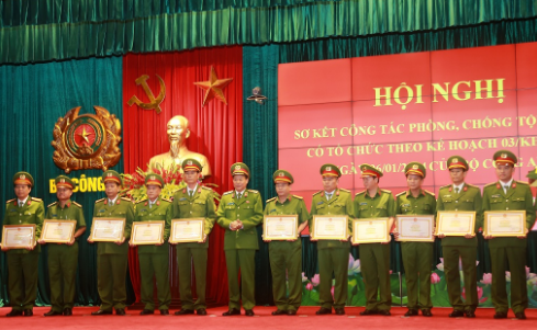 Thứ trưởng Lê Quý Vương trao Bằng khen của Bộ Công an cho các tập thể, cá nhân có thành tích xuất sắc.
