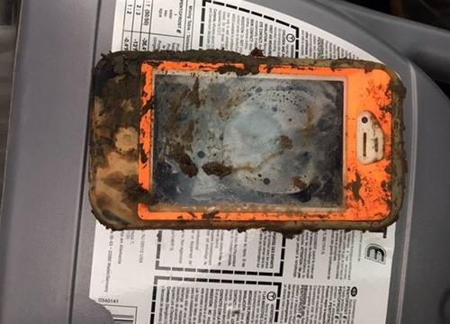 iPhone 4 ngâm một năm dưới hồ vẫn sống sót