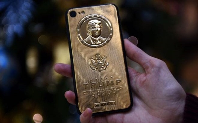 Mẫu ốp lưng bằng vàng có giá 2.437 bảng Anh bao bọc lấy chiếc smartphone Android của tổng thống đắc cử Donald Trump- (Ảnh: Telegraph).