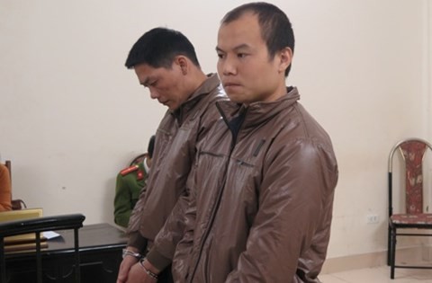 Hai đối tượng người Trung Quốc rút trộm tiền bị đưa ra tòa án xét xử.