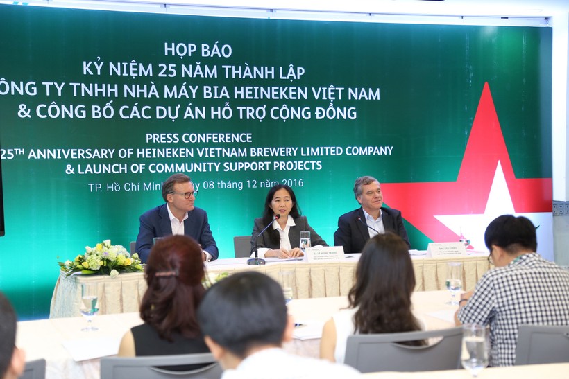Trong buổi họp báo, đại diện Công ty bia Heineken Việt Nam cho biết vừa lắp đặt hệ thống xe đạp nước tại kênh Nhiêu Lộc - Thị Nghè