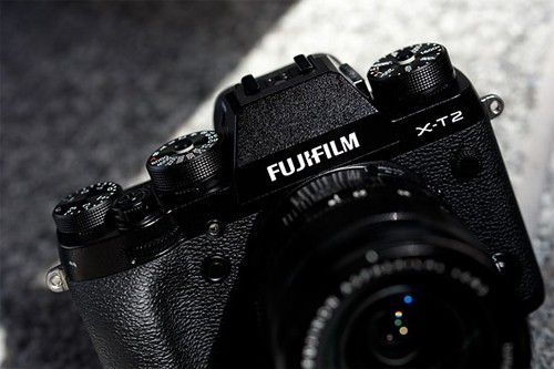 Fujifilm X-T2 sử dụng cảm biến X-Trans APS-C độ phân giải 24,3 megapixel tương tự X-Pro2.