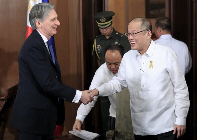 Ngoại trưởng Anh Philip Hammond (trái) hội kiến Tổng thống Philippines Benigno Aquino - Ảnh: Reuters