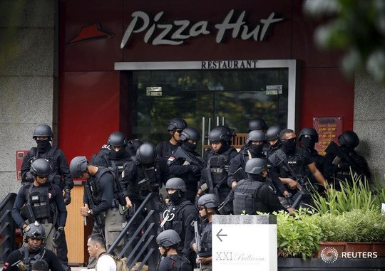 Cảnh sát tập trung gần hiện trường một vụ tấn công ở Jakarta. Ảnh: Reuters