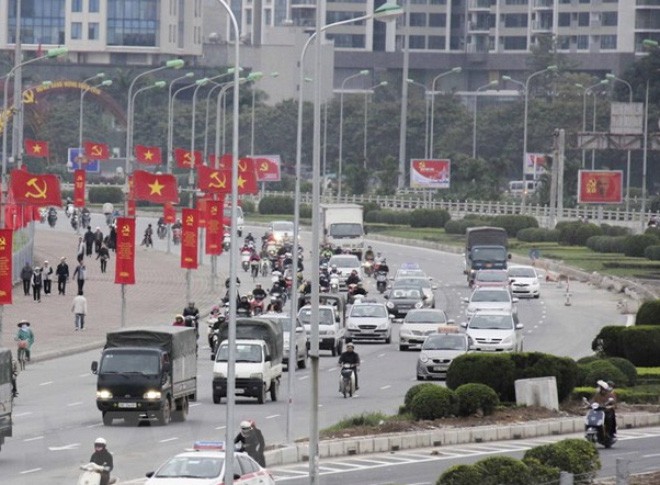 Đại lộ Thăng Long tràn ngập cờ hoa, biểu ngữ, pano. (Ảnh: Quỳnh Trang/TTXVN)