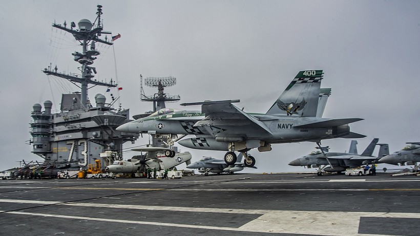 F-18E đang hạ cánh bằng cáp dừng trên USS George Washington.