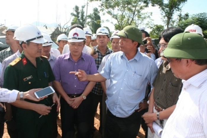 Bộ trưởng Đinh La Thăng đang thị sát các công trình giao thông