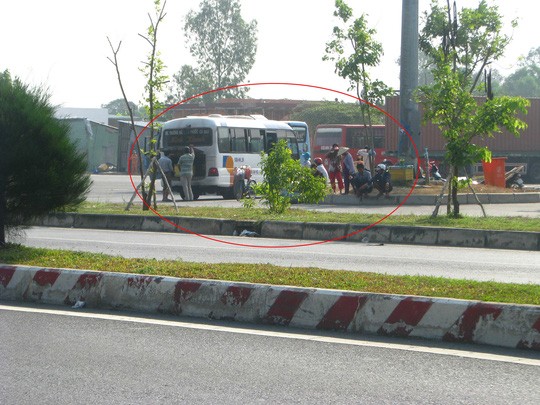 Một xe dù đang “trưng dụng” trạm dừng chân cầu Cần Thơ (phía quận Cái Răng, TP Cần Thơ) để nhét hàng hóa và đón khách - Ảnh: Đông Bình