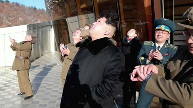 Ảnh chụp từ truyền hình Triều Tiên ngày 7.2.2016 cho thấy lãnh đạo Kim Jong-un cùng các quan chức theo dõi vụ phóng tên lửa mang vệ tinh của nước này - Ảnh: AFP
