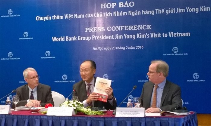 Chủ tịch Ngân hàng Thế giới Jim Yong Kim (giữa) trong buổi họp báo công bố báo cáo Việt Nam 2035. Ảnh TG