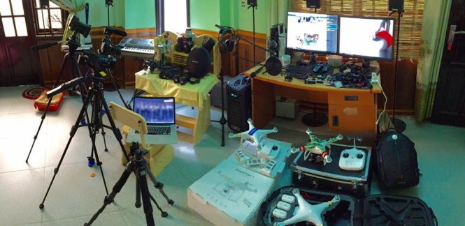Hệ thống máy quay được ông Tuấn chuẩn bị để tường thuật buổi làm việc với đại diện VTV trên Youtube - Ảnh: M.Tuấn
