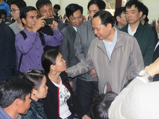 Bí thư Tỉnh ủy Thanh Hóa, Trịnh Văn Chiến, đang tiếp xúc với người dân Sầm Sơn.