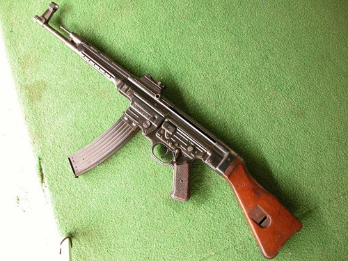 Súng Stg-44 có vẻ ngoài khá giống với súng AK-47. Ảnh: Wikimedia